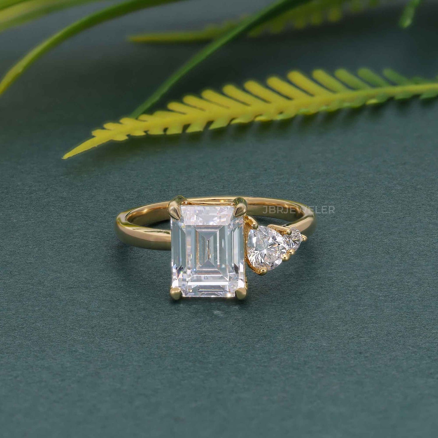 Bague de fiançailles asymétrique unique en diamants cultivés en laboratoire émeraude