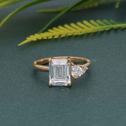 Bague de fiançailles asymétrique unique en diamant émeraude et moissanite