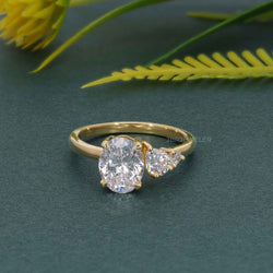 Bague de fiançailles asymétrique unique ovale en diamant cultivé en laboratoire