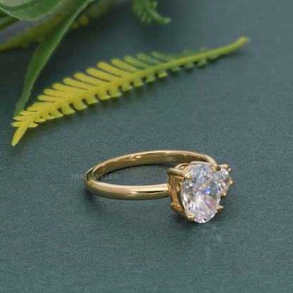 Bague de fiançailles asymétrique unique ovale en diamant cultivé en laboratoire