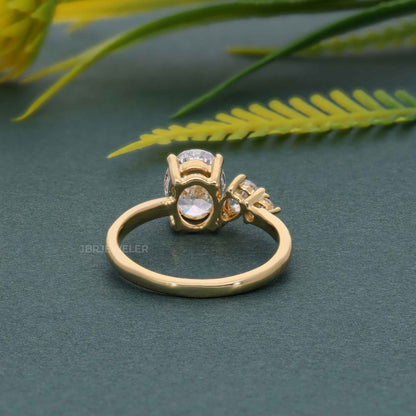 Bague de fiançailles asymétrique unique ovale en diamant cultivé en laboratoire