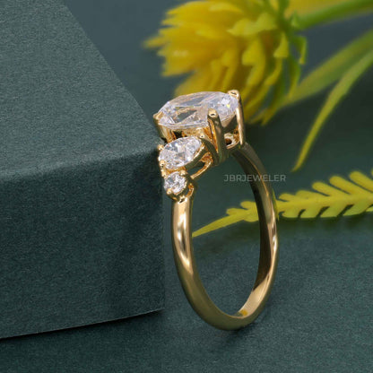 Bague de fiançailles asymétrique unique ovale en diamant cultivé en laboratoire