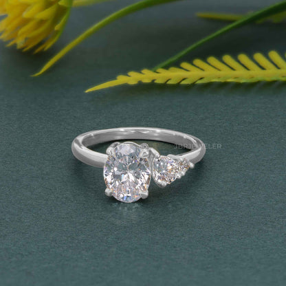 Bague de fiançailles asymétrique unique ovale en diamant cultivé en laboratoire