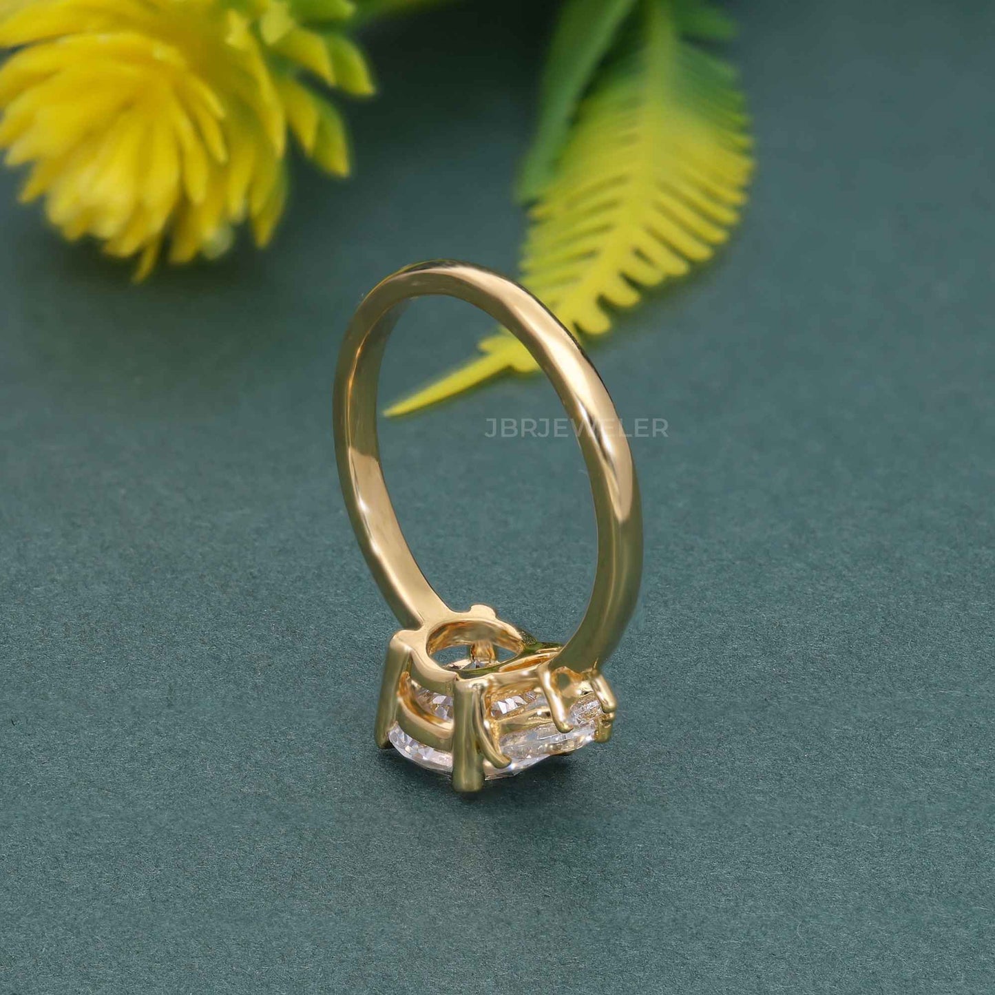 Bague de fiançailles asymétrique en diamant rond unique cultivé en laboratoire