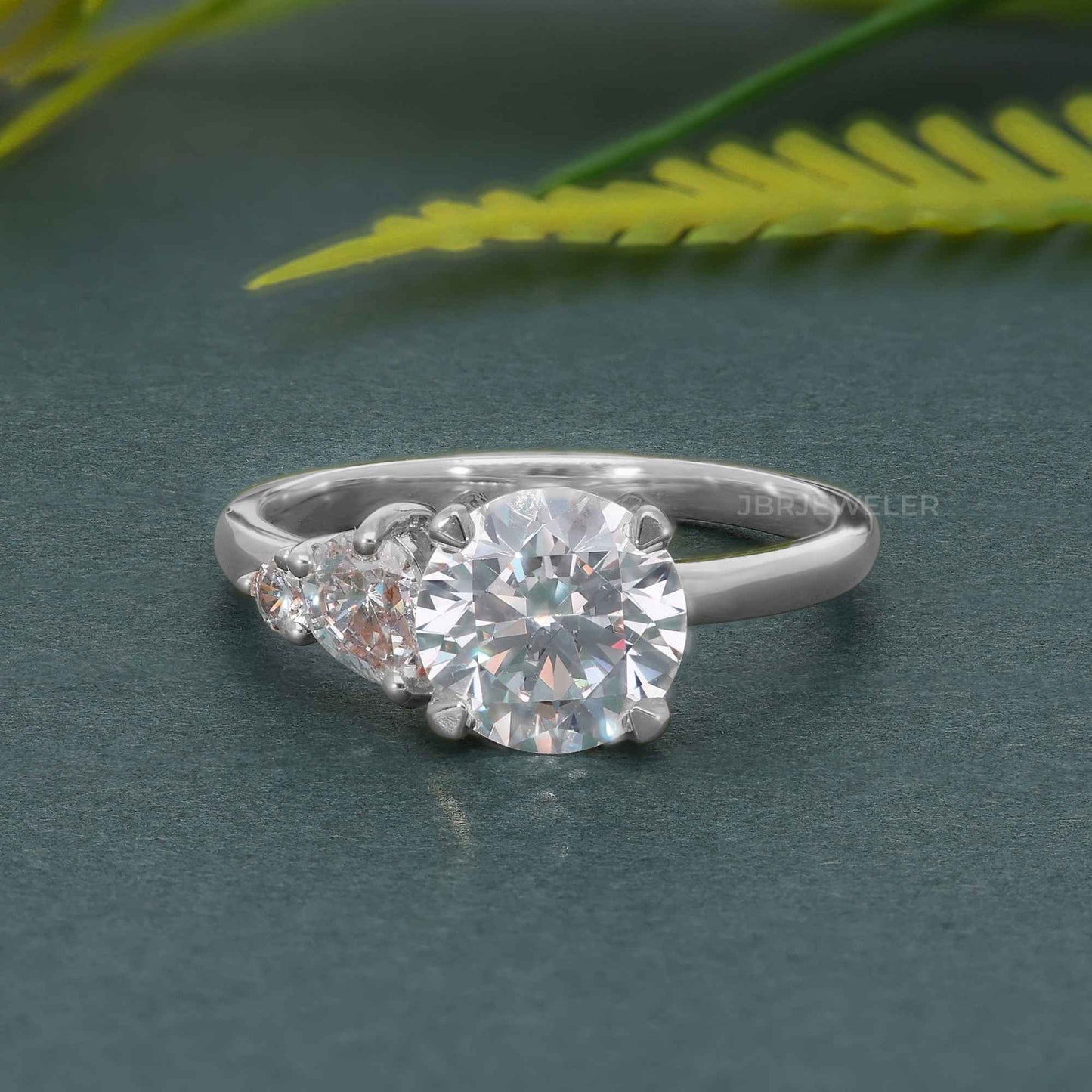 Bague de fiançailles asymétrique en diamant rond unique cultivé en laboratoire