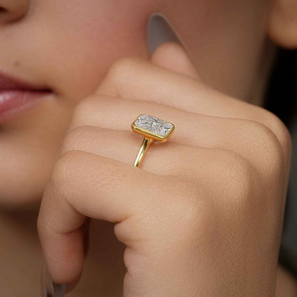 Bague de fiançailles en diamants cultivés en laboratoire Radiant sertie de lunette