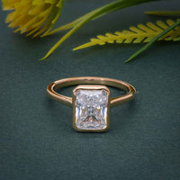 Bague de fiançailles en diamant moissanite rayonnante avec lunette