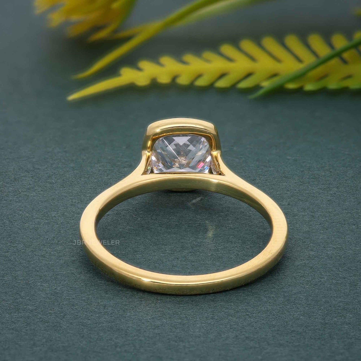 Bague solitaire en diamant moissanite à coussin allongé et lunette