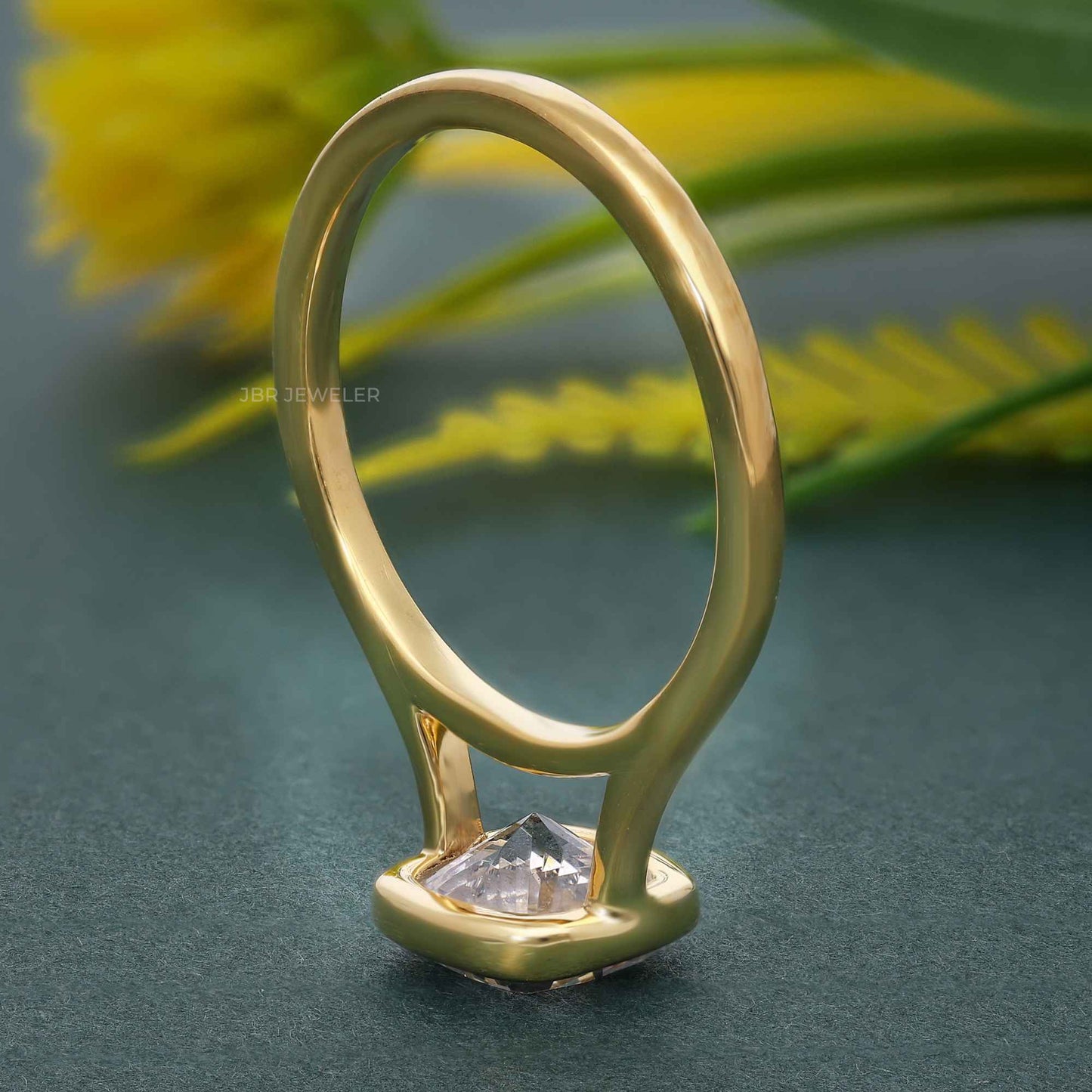 Länglicher Kissen-Moissanit-Solitärring mit Diamanten in Lünette