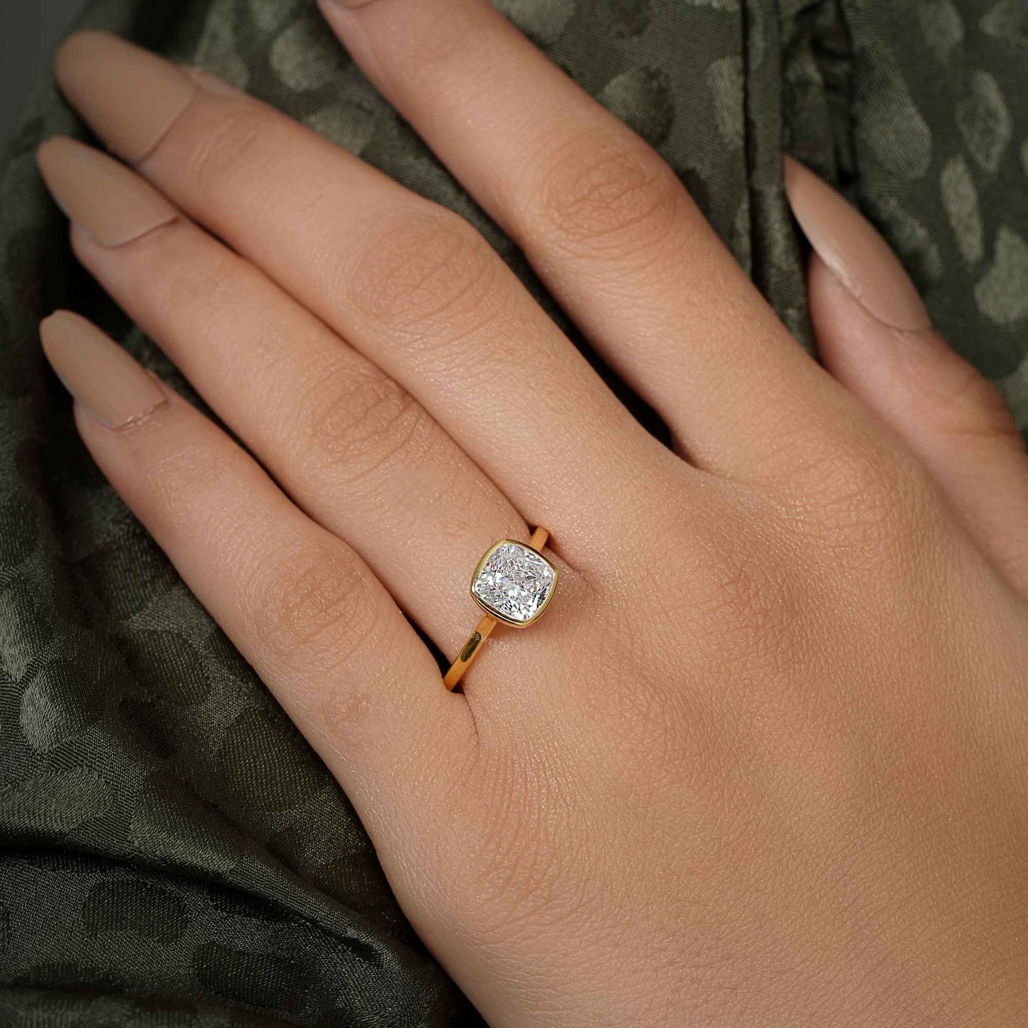 Bague solitaire en diamant moissanite à coussin allongé et lunette