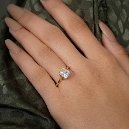 Bague solitaire en diamant moissanite à coussin allongé et lunette