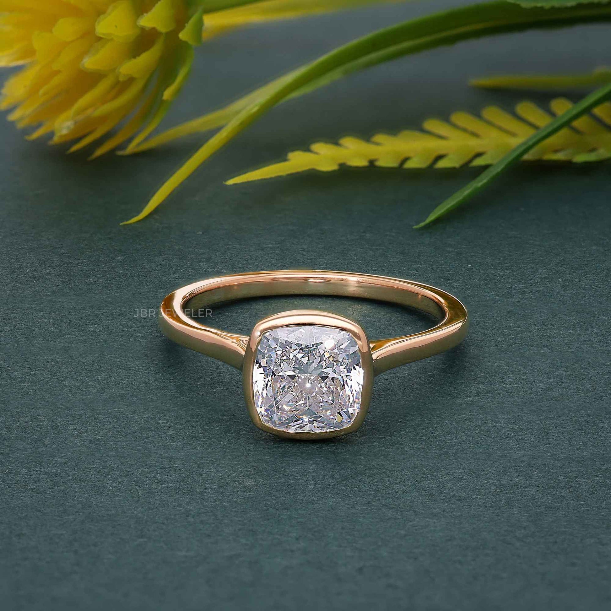 Bague solitaire en diamant moissanite à coussin allongé et lunette