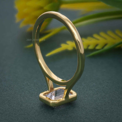 Bague de fiançailles avec diamants cultivés en laboratoire et émeraude serti clos