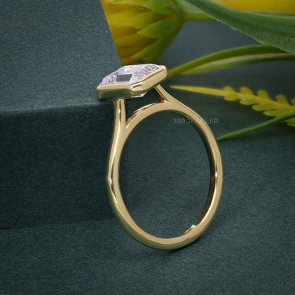 Bague de fiançailles avec diamants cultivés en laboratoire et émeraude serti clos