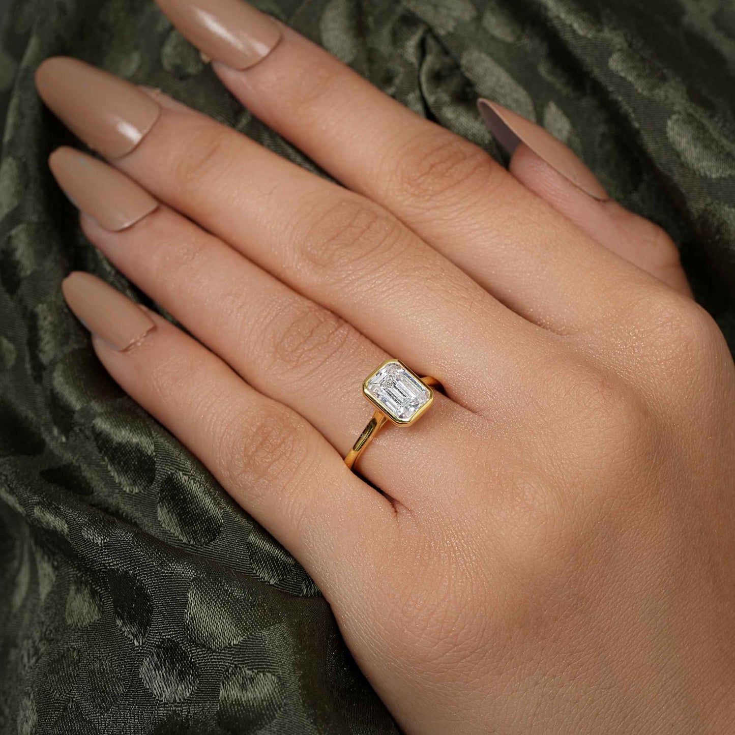 Bague solitaire diamant émeraude et moissanite sertie d'une lunette