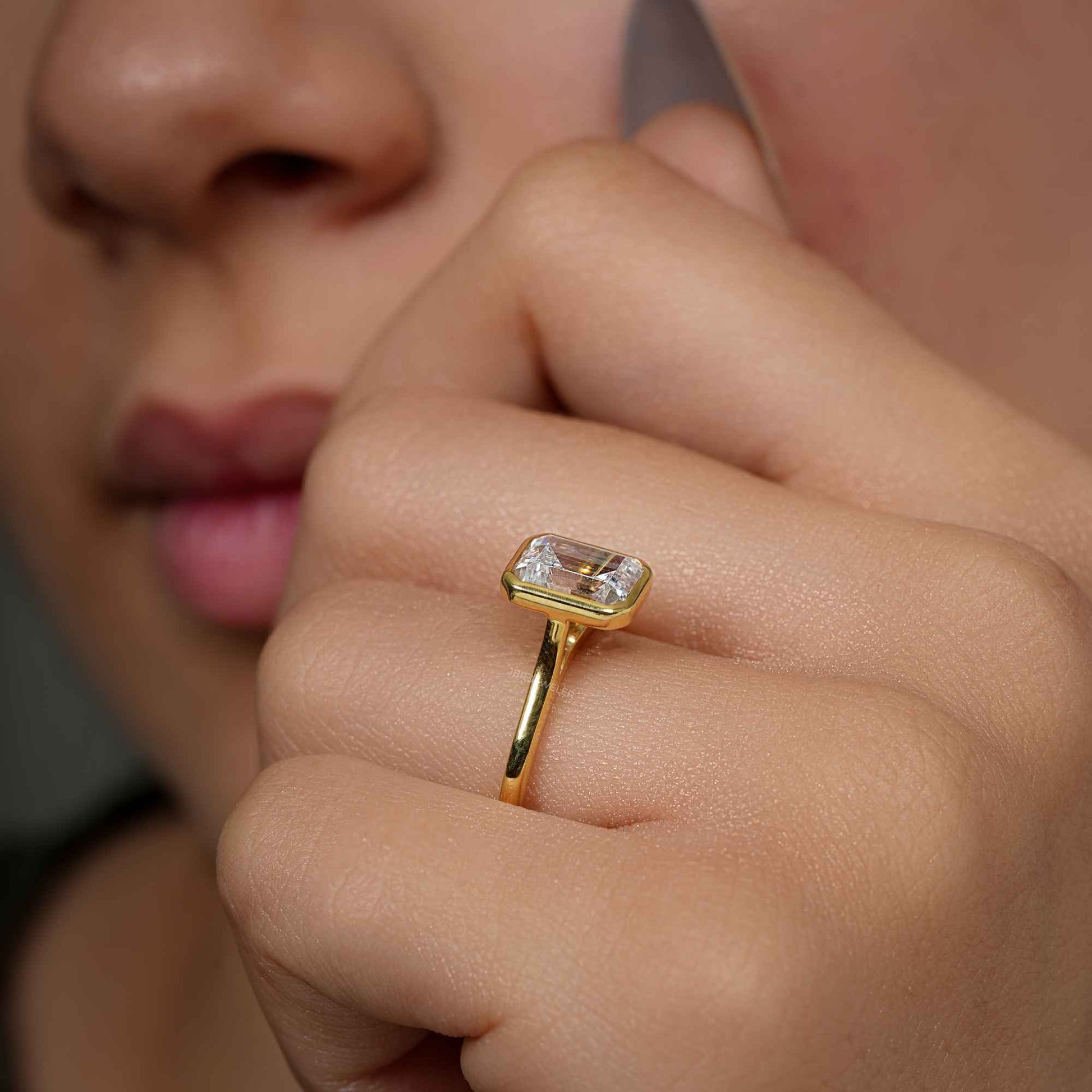 Bague de fiançailles avec diamants cultivés en laboratoire et émeraude serti clos