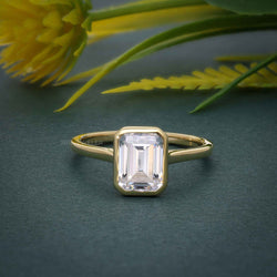 Bague solitaire diamant émeraude et moissanite sertie d'une lunette