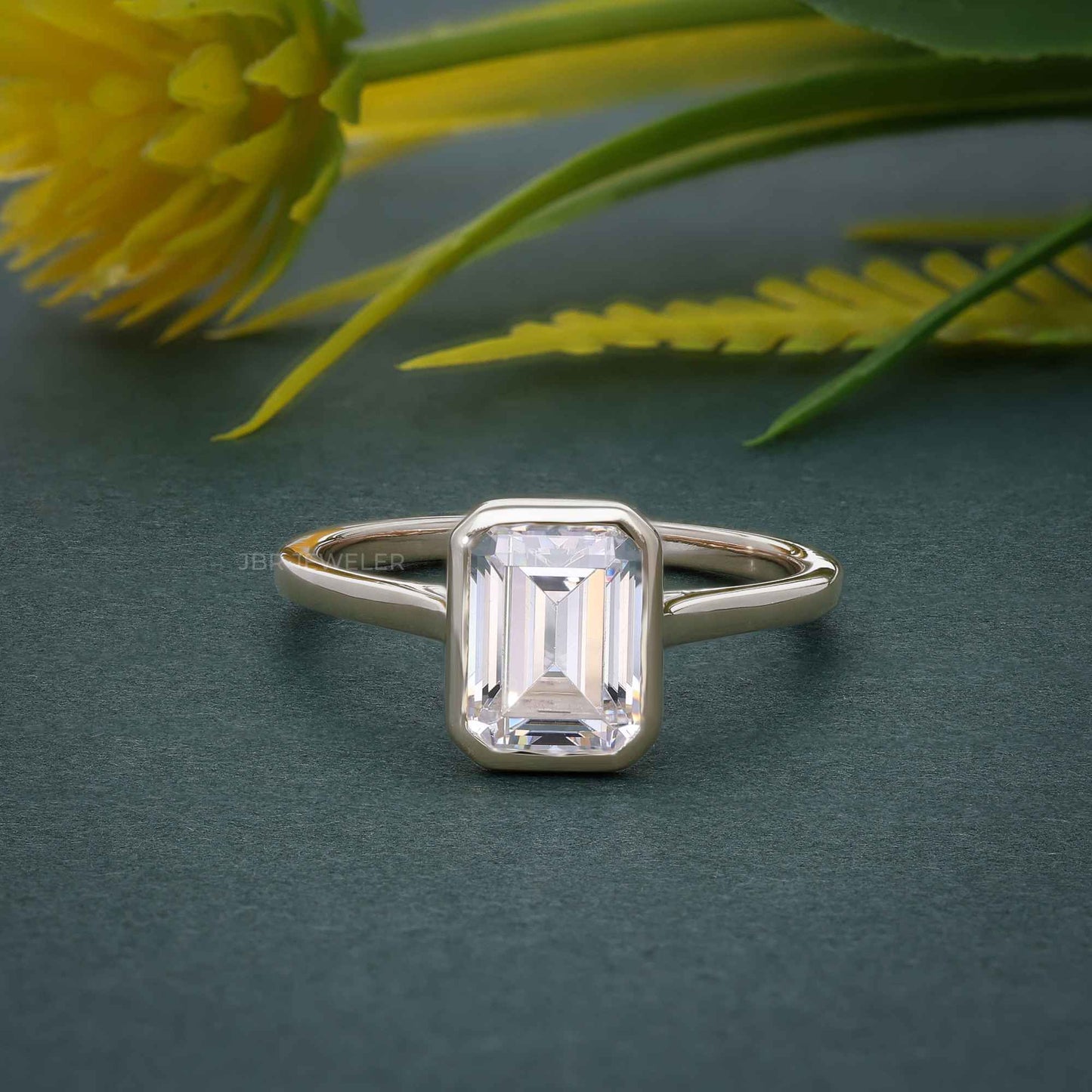 Bague solitaire diamant émeraude et moissanite sertie d'une lunette