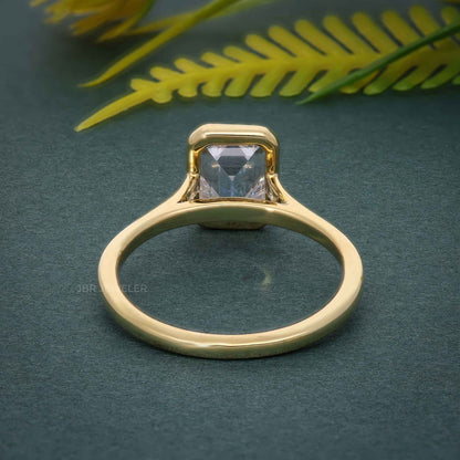 Bague solitaire diamant émeraude et moissanite sertie d'une lunette