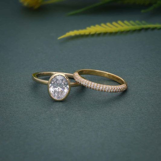 Bague de mariage en diamant moissanite taille ovale sertie de lunette avec bande assortie