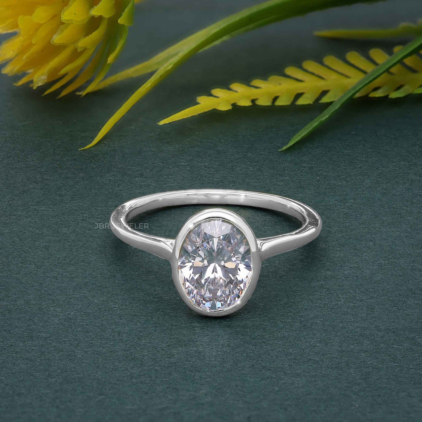 Bague solitaire diamant moissanite ovale sertie d'une lunette