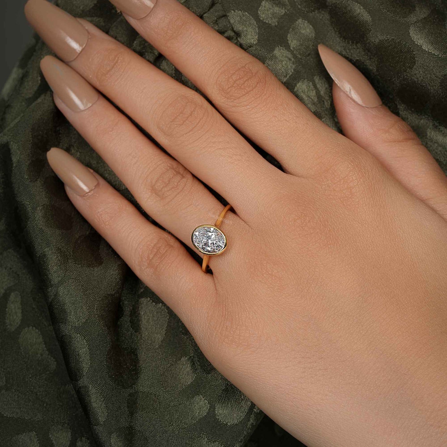 Bague solitaire diamant moissanite ovale sertie d'une lunette