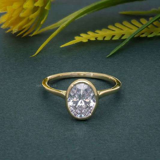 Bague solitaire diamant moissanite ovale sertie d'une lunette