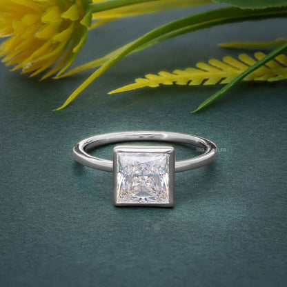 Bague de fiançailles en diamant princesse moissanite sertie d'un cadre classique