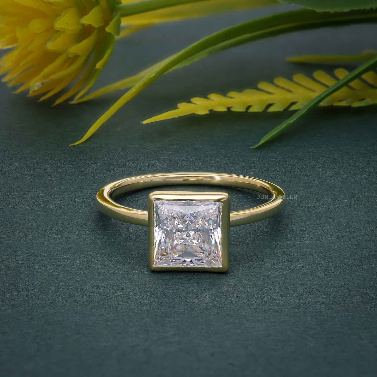 Bague de fiançailles en diamant princesse moissanite sertie d'un cadre classique