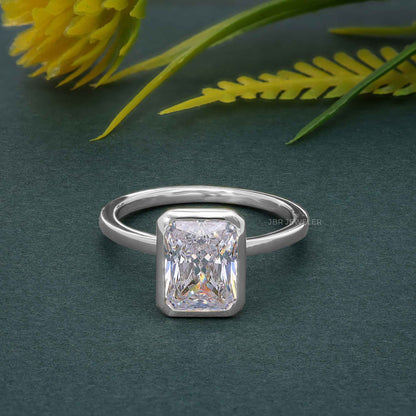 Bague de fiançailles en diamant moissanite radieux sertie d'une lunette classique