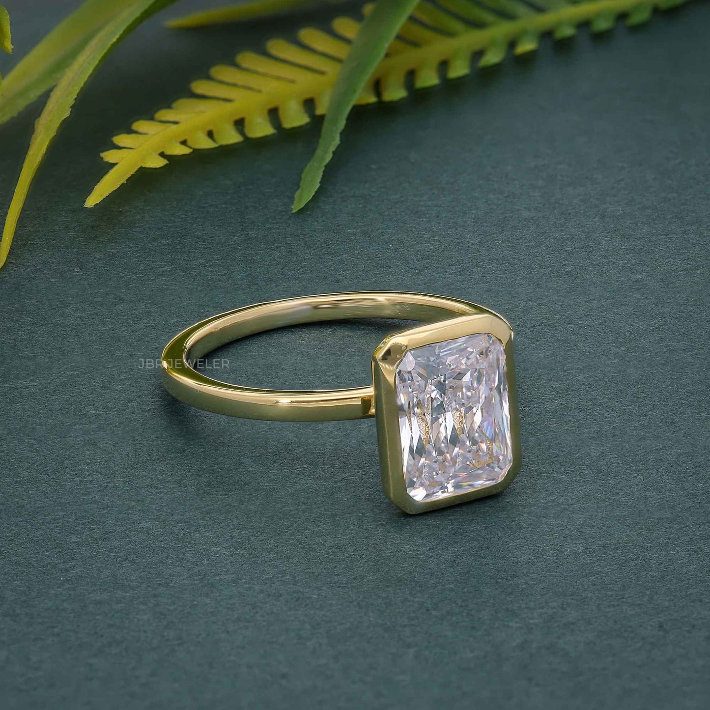 Bague de fiançailles en diamant moissanite radieux sertie d'une lunette classique