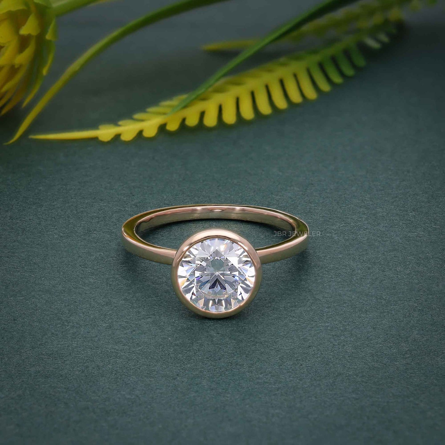 Bague de fiançailles en diamant moissanite rond serti d'une lunette classique