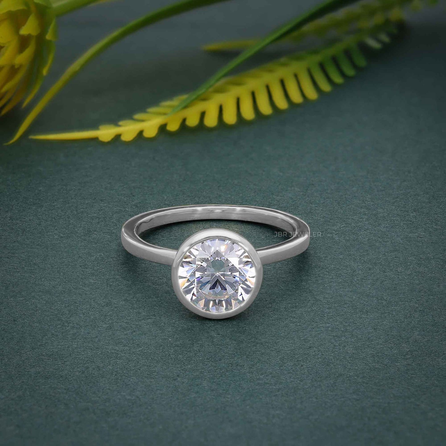 Bague de fiançailles en diamant moissanite rond serti d'une lunette classique