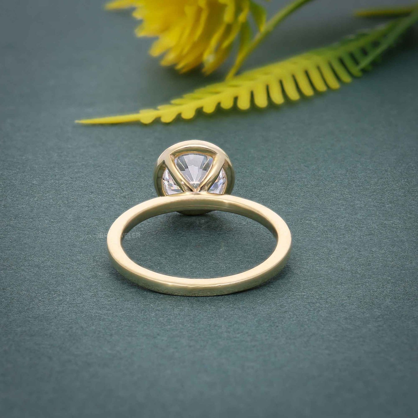 Bague de fiançailles en diamant moissanite rond serti d'une lunette classique