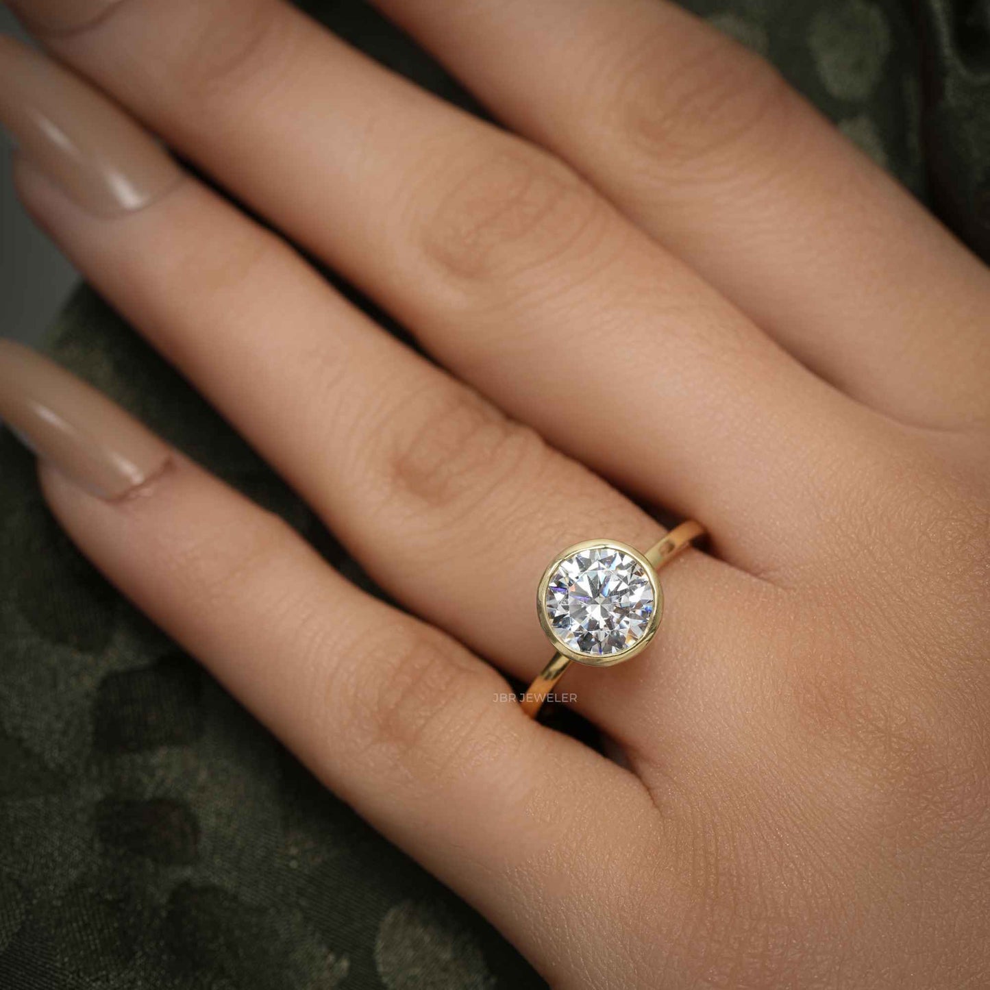 Bague de fiançailles en diamants ronds cultivés en laboratoire, sertie d'une lunette classique