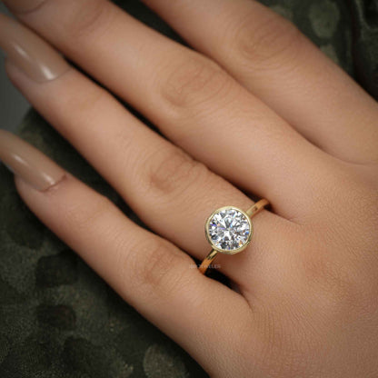 Bague de fiançailles en diamant moissanite rond serti d'une lunette classique