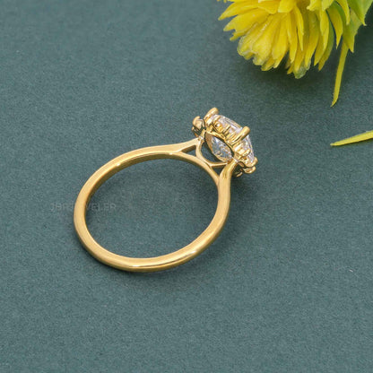 Auffälliger Halo-Ring mit Solitär-Diamant im Kissenschliff