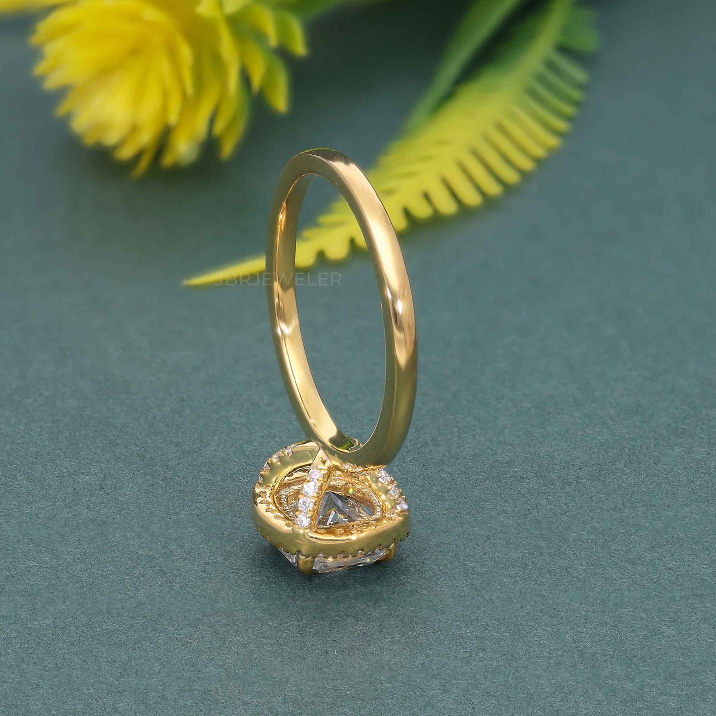 Auffälliger Halo-Ring mit Solitär-Diamant im Kissenschliff