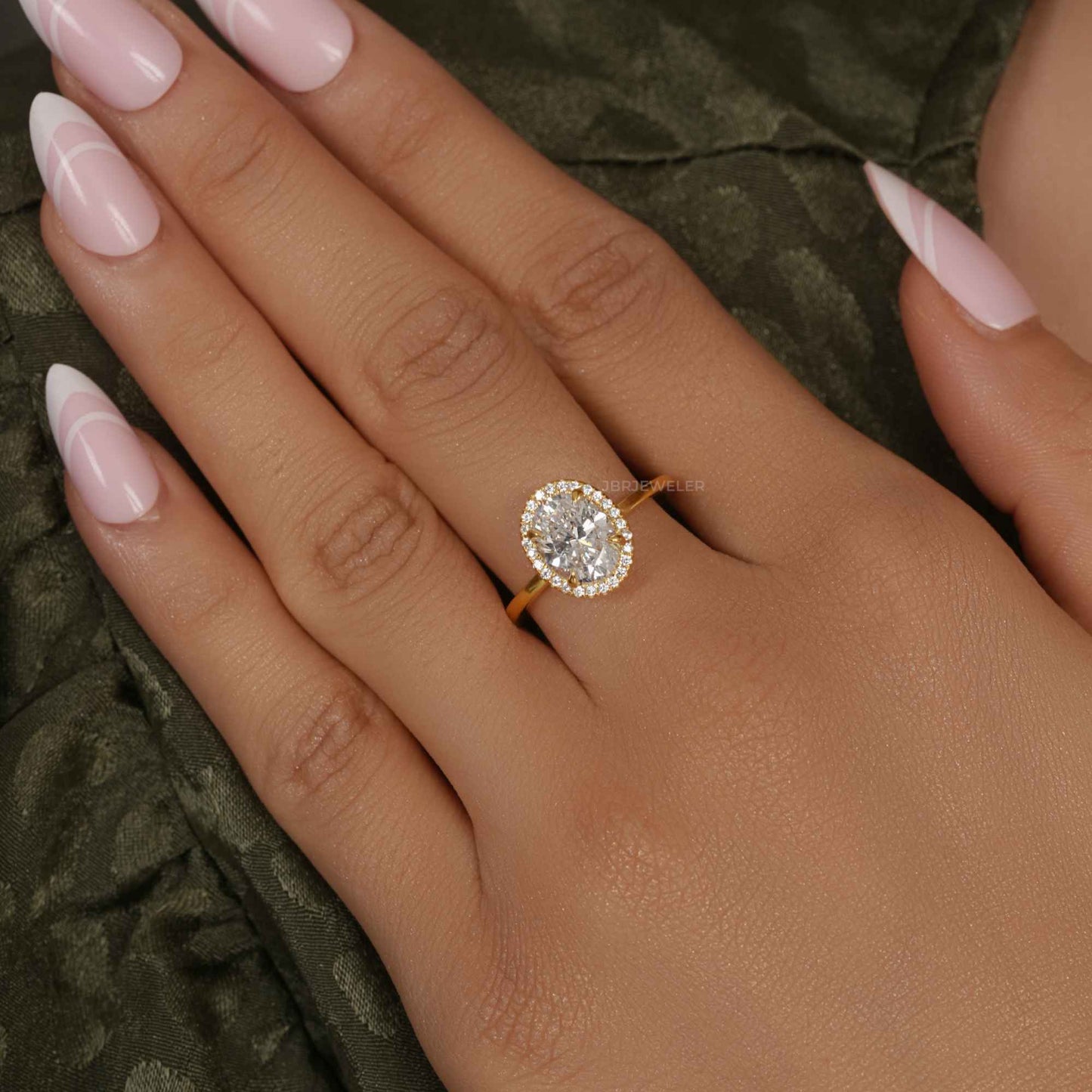 Bague ovale audacieuse avec halo de diamants cultivés en laboratoire