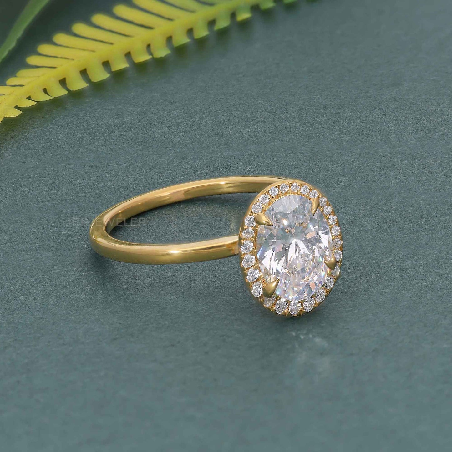 Bague ovale audacieuse avec halo de diamants cultivés en laboratoire