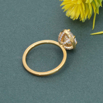 Kräftiger birnenförmiger Moissanit-Solitär-Halo-Ring mit Diamanten