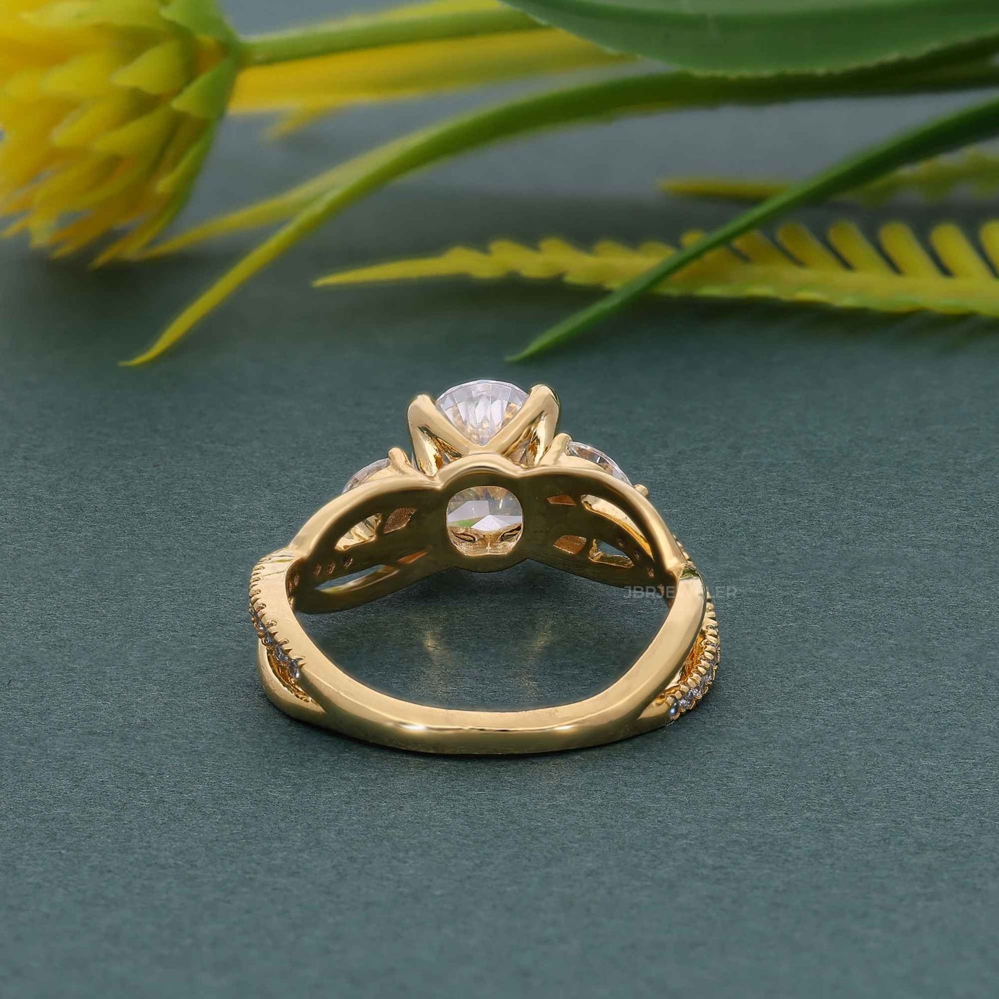 Ovaler Verlobungsring mit im Labor gezüchteten Diamanten im Bouquet-Stil