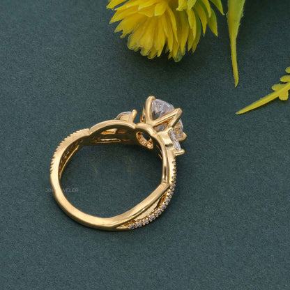 Ovaler Verlobungsring mit im Labor gezüchteten Diamanten im Bouquet-Stil