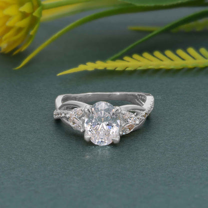 Ovaler Verlobungsring mit im Labor gezüchteten Diamanten im Bouquet-Stil