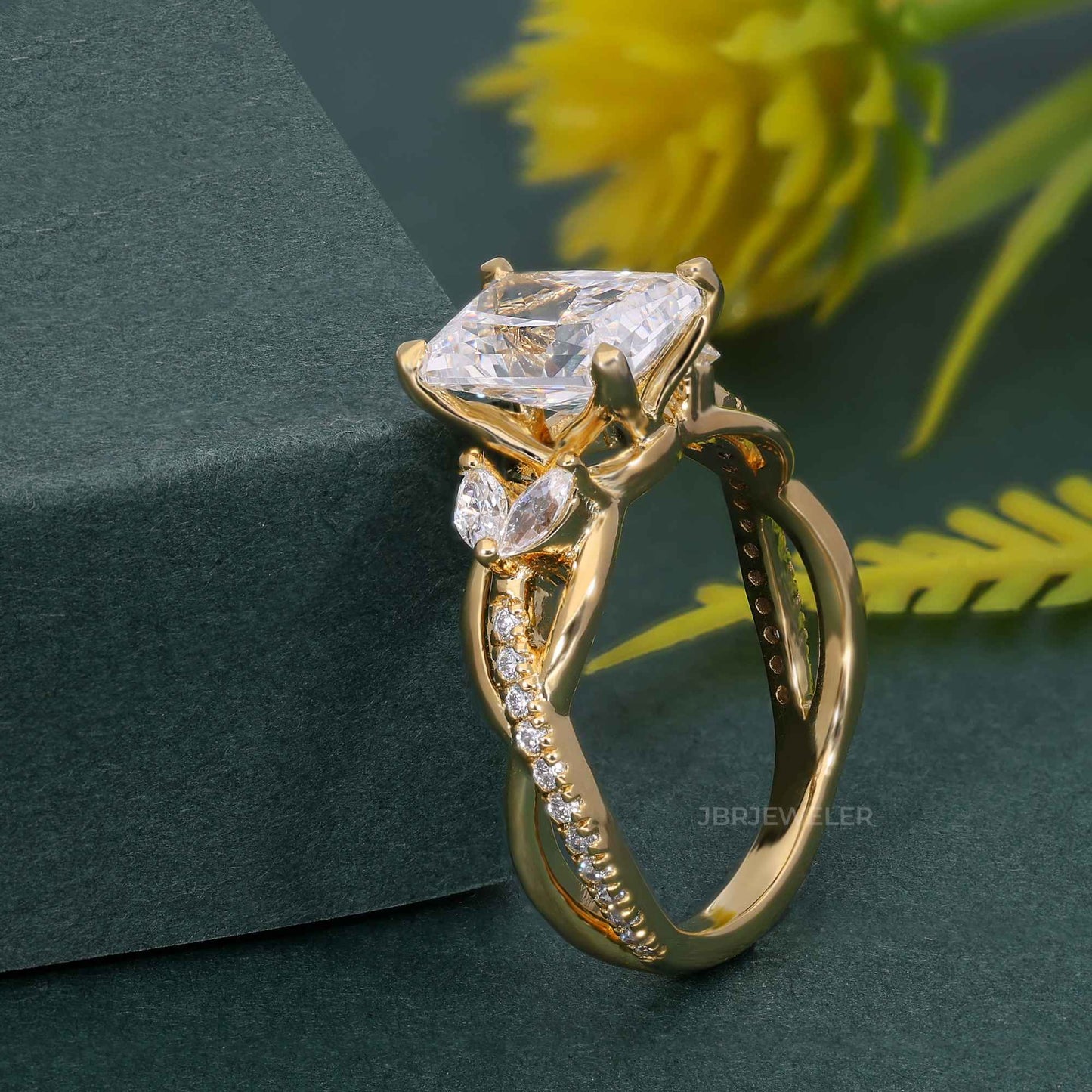 Bouquet Radiant Verlobungsring mit im Labor gezüchteten Diamanten