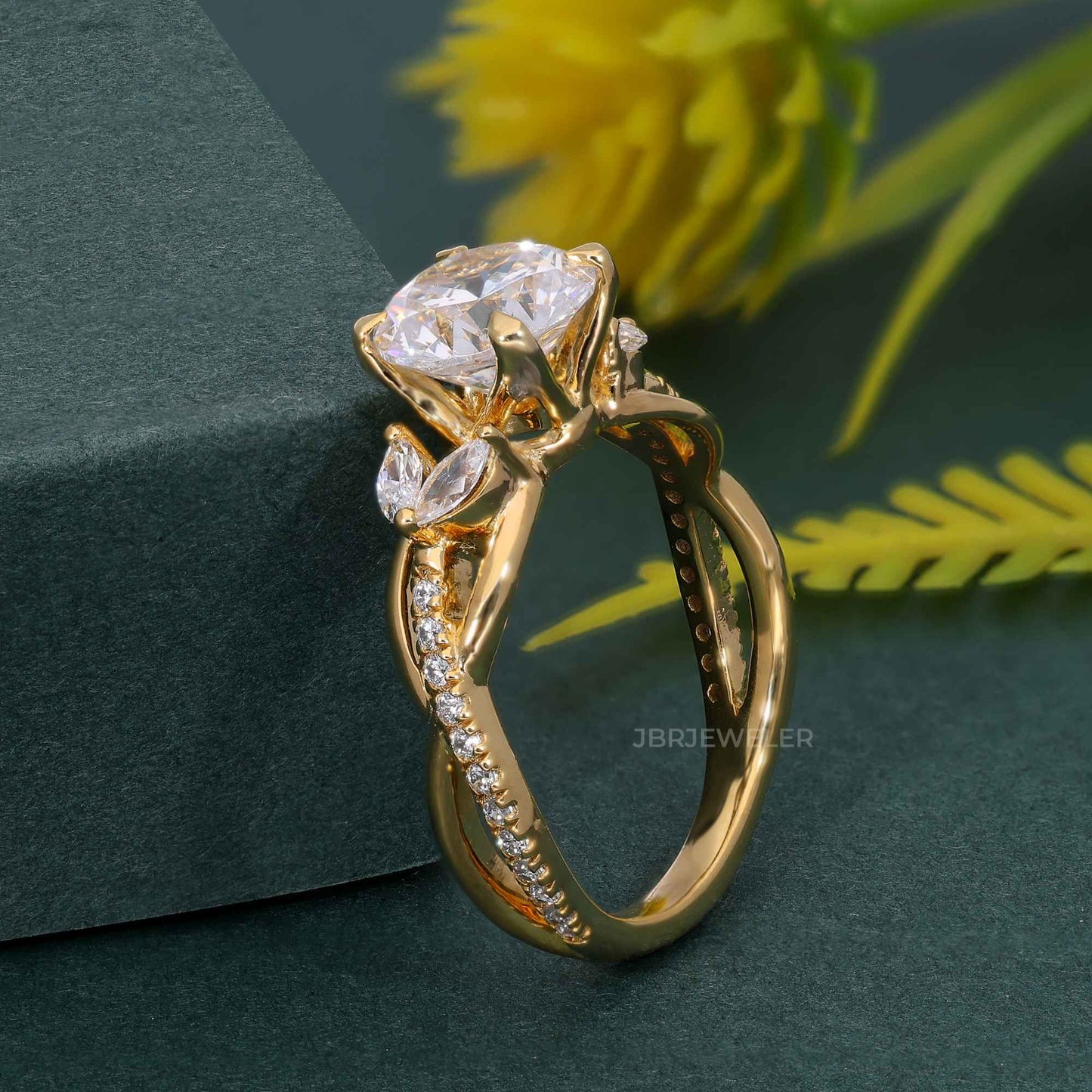 Bague de fiançailles ronde en diamants cultivés en laboratoire Bouquet