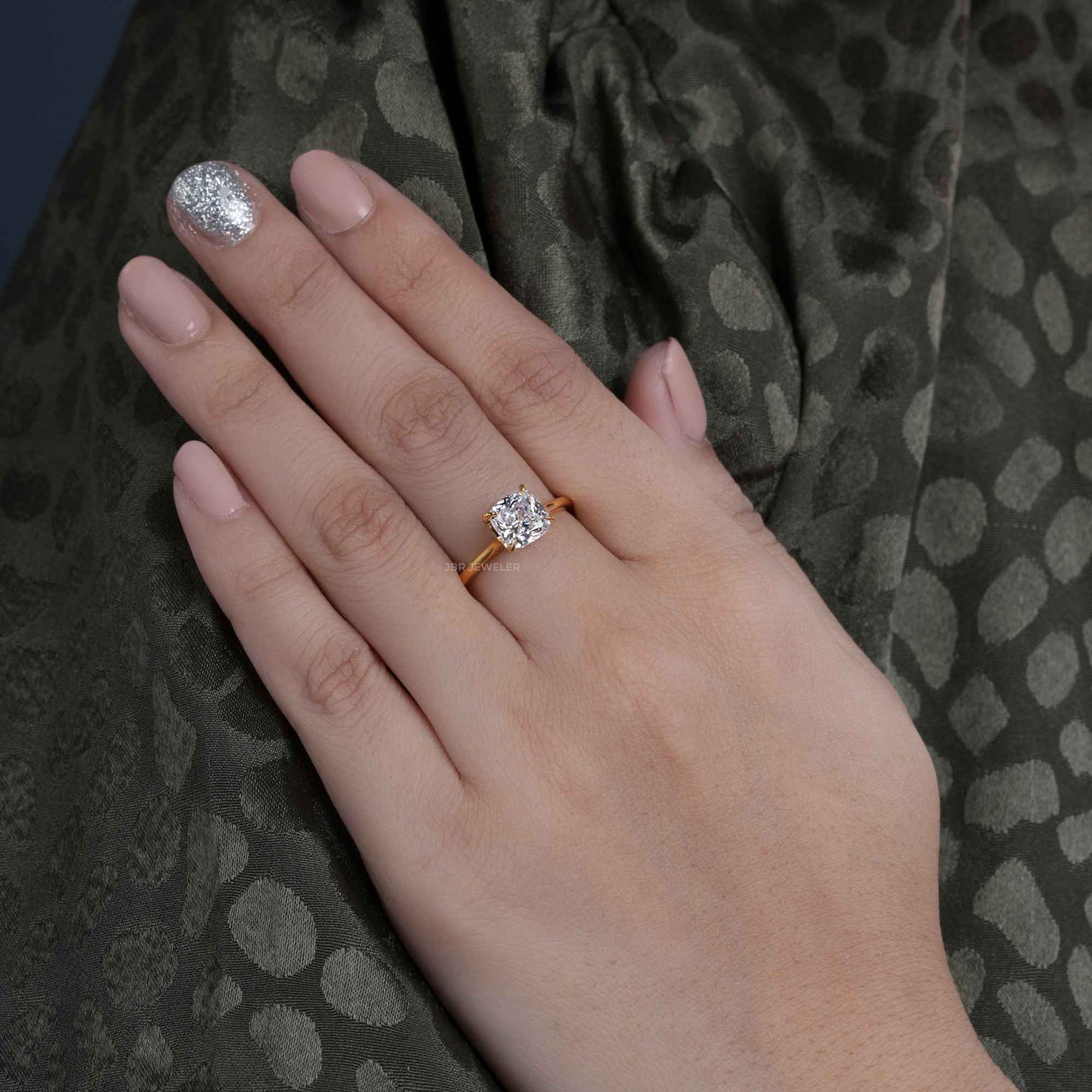 Bague de fiançailles en diamants cultivés en laboratoire taille coussin cathédrale