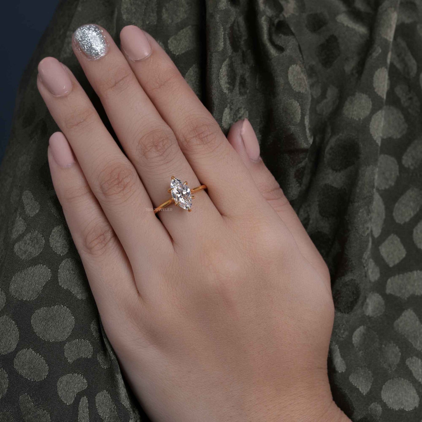 Bague de fiançailles en diamants cultivés en laboratoire taille marquise cathédrale