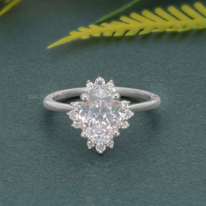 Bague de fiançailles halo de diamants cultivés en laboratoire taille ovale cathédrale