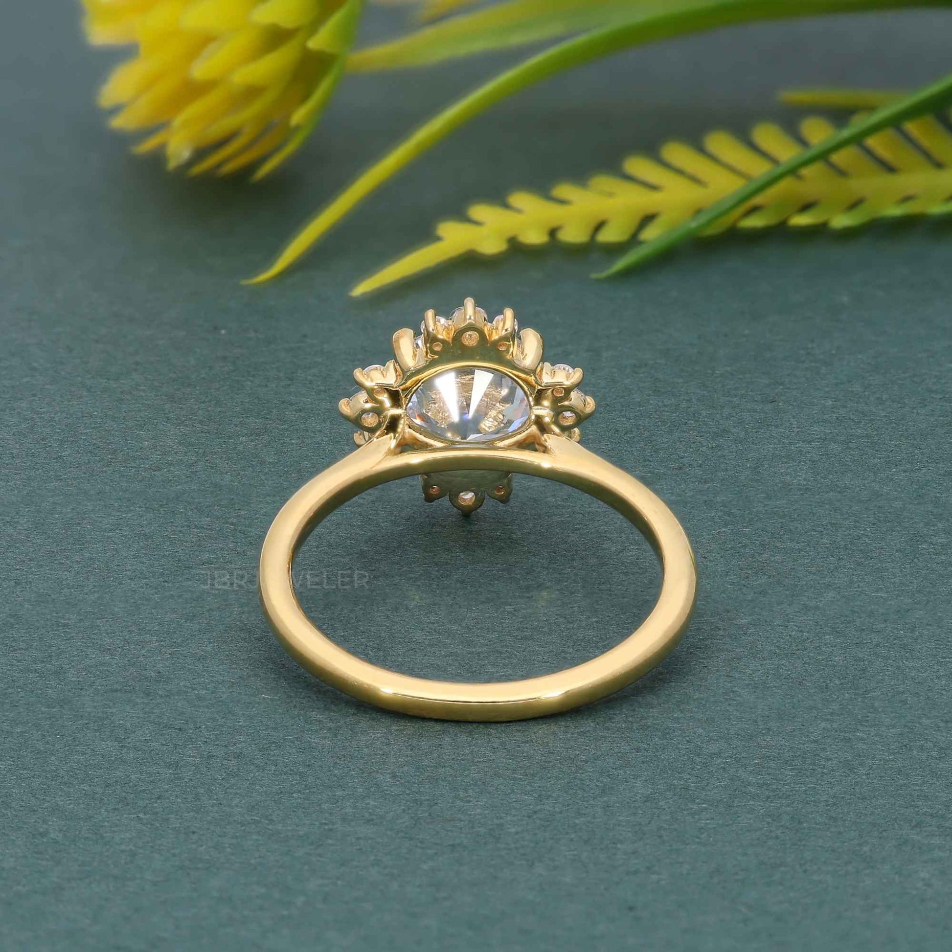 Verlobungsring mit rundem Kathedralenschliff und Halo-Diamant aus Kunstzucht